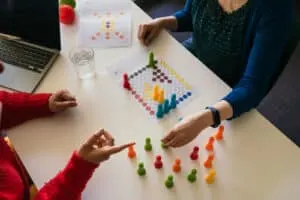 Therapeutische oefening met kleurrijk materiaal aan tafel