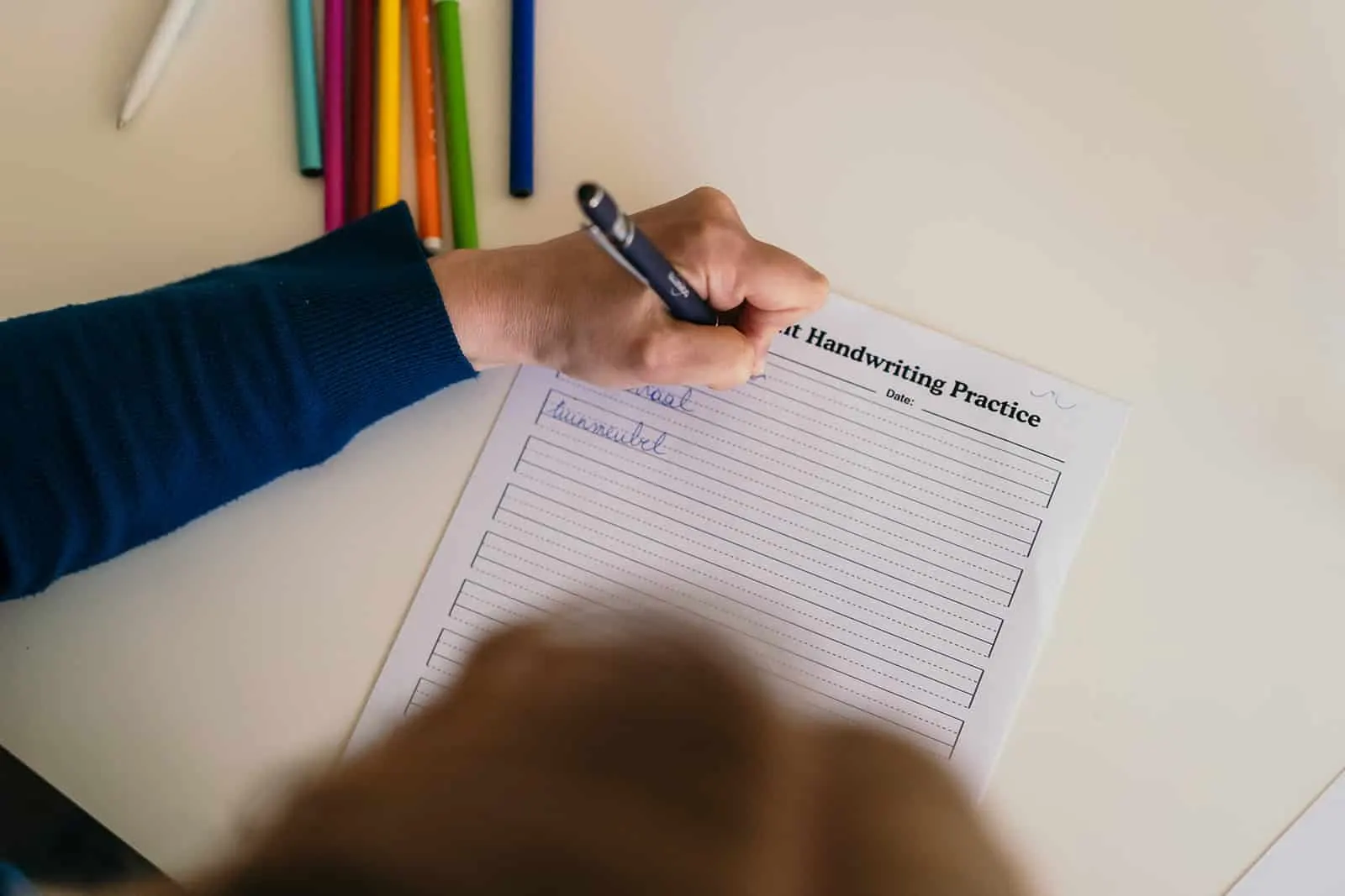 Kind oefent fijne motoriek en schrijfvaardigheden