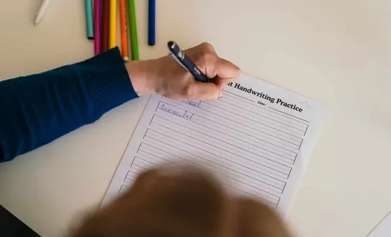 Kind oefent fijne motoriek en schrijfvaardigheden