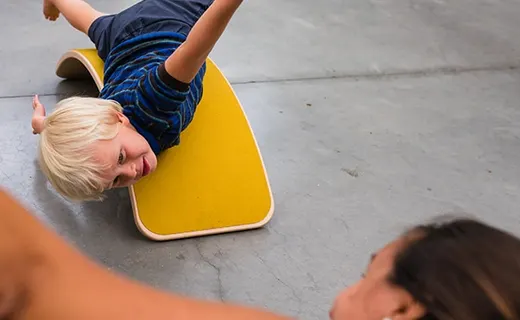 Kinderen bewegen spelenderwijs op wobbelborden